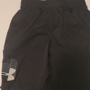 Boys size 7 under armour shorts